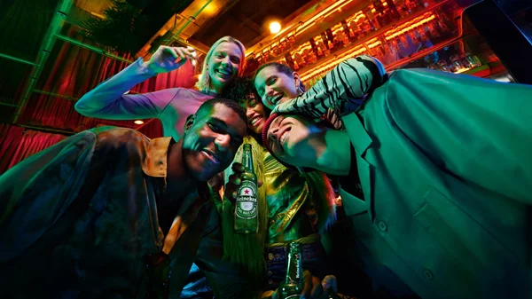 Μπίρα από το μπουκάλι ή στο ποτήρι;