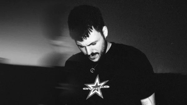 Ένα all-nighter υβριδικό live set από τον Autow Nite Superstore