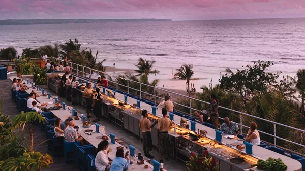 Πώς είναι να πίνεις σε ένα από τα ομορφότερα μπαρ της Ασίας