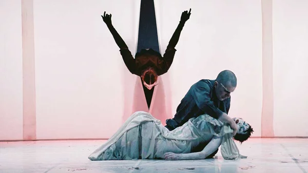 "Άτιτλον finale": Η Αντωνία Οικονόμου κάνει χορό πάνω σε λευκό καμβά