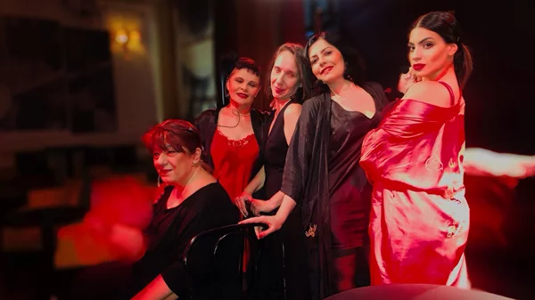 Τελευταίες παραστάσεις για τις "Πόρνες στα Βούρλα"