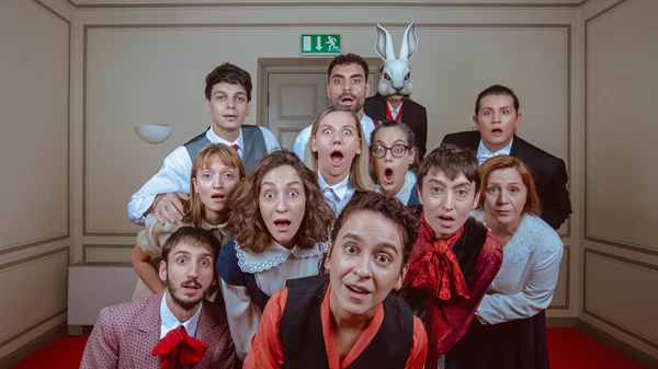 "Περιπέτειες της Αλίκης στη Χώρα των Θαυμάτων": Το Εθνικό Θέατρο μάς προσκαλεί μέσα στην κουνελότρυπα