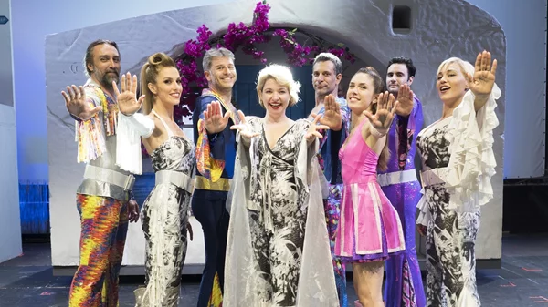 Updated | "Mamma mia!": Νέες φωτο και ημερομηνίες για την παράσταση στο City Garden Festival by Christmas Theater