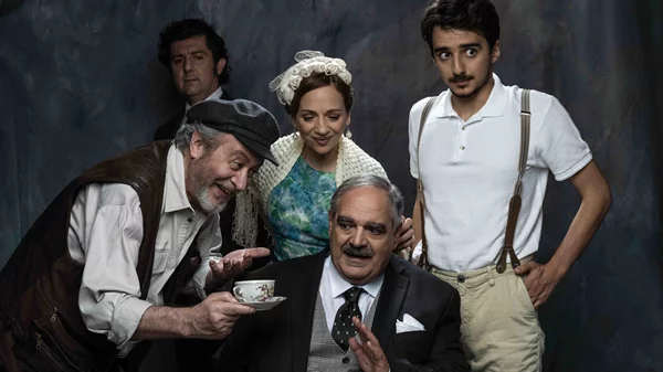 Ο Γρηγόρης Βαλτινός με έναν εξαιρετικό θίασο στις πρώτες φωτο του "Da"