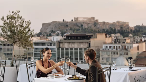 Olive Garden Rooftop Bar & Restaurant: Η Αθήνα στα πόδια σας, με νέο μενού, συνοδεία πιάνου και μαγευτική θέα!
