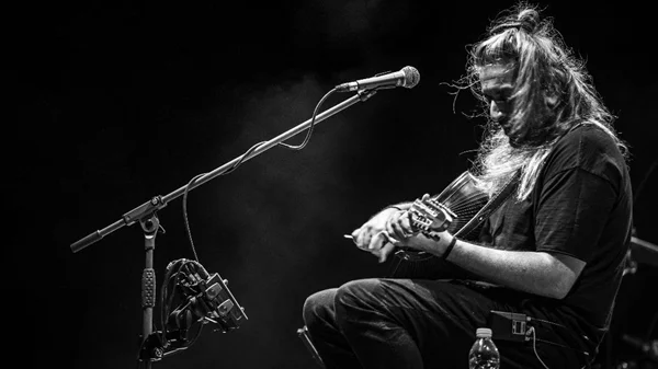 O Γιάννης Χαρούλης και η παρέα του έρχονται στο Κατράκειο Θέατρο