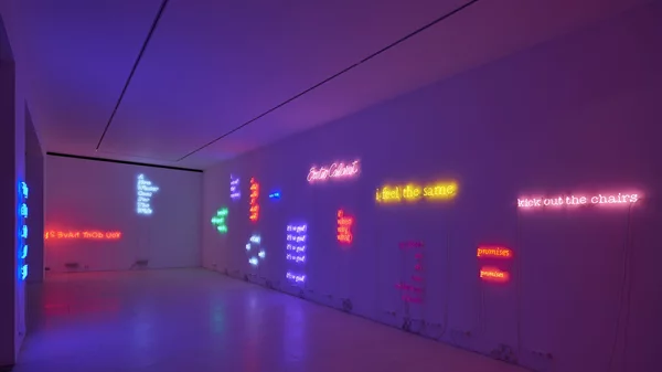 Τα νέον έργα τέχνης του Douglas Gordon πλημμυρίζουν τη Gagosian