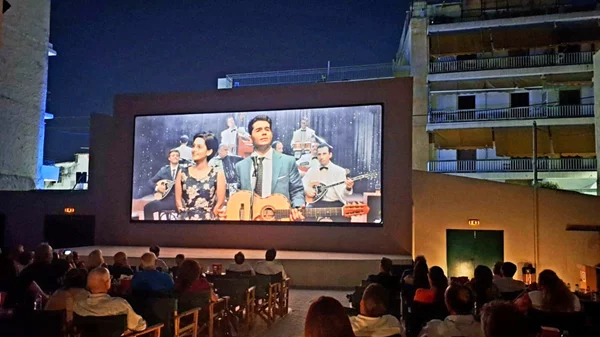 Ένα ιστορικό θερινό σινεμά για τα δυτικά προάστια: Το Σινέ Τιτάν είναι ξανά εδώ