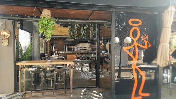 'Saint’s Bar & Pizza', επιστροφή για πίτσα στο Μαρούσι