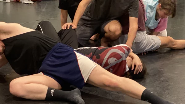 Το Atopos ταξιδεύει στην Τήνο και στέλνει ένα ελπιδόφορο μήνυμα πλανητικής θεραπείας