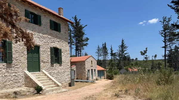 Σε πλήρη εξέλιξη τα έργα αποκατάστασης στο πρώην βασιλικό κτήμα Τατοΐου