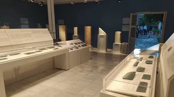 Παρατείνονται οι περιοδικές εκθέσεις του Επιγραφικού Μουσείου