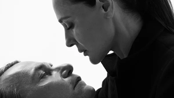 "Το ακρωτήρι": Πρεμιέρα για Μαρία Ναυπλιώτου - Δημήτρης Αλεξανδρής σε σκηνοθεσία Παπασπηλιόπουλου