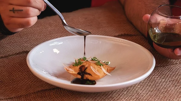 "Dear Manouka" x Άγγελος Μπακόπουλος: Το funky συντονίζεται με το fine comfort