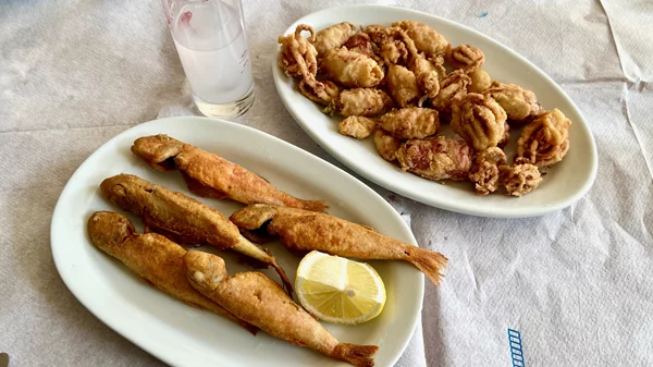 Στο 'Καπηλειό του Ζάχου' για ψαράκι όπως παλιά