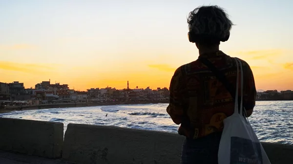 Δύο θεατρικές παραστάσεις - περίπατοι στους δρόμους της πόλης