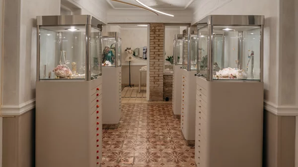 "Cosmic Spectrum": Μία έκθεση για τη μεταμορφωτική εμπειρία του φωτός