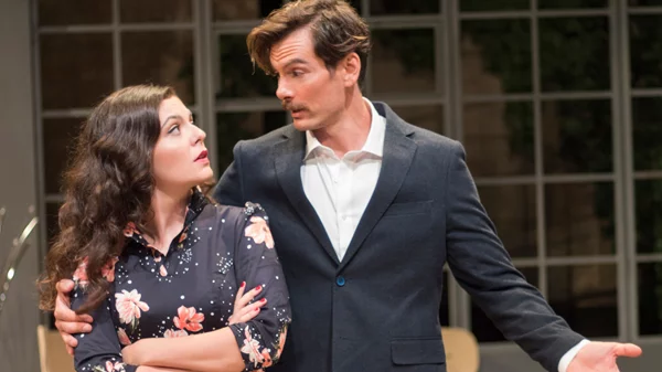 Επιστρέφει στη σκηνή η κωμωδία του Γιώργου Καπουτζίδη "Όποιος θέλει να χωρίσει... να σηκώσει το χέρι του"