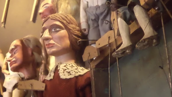 Κατασκευάζουμε φιγούρες κουκλοθεάτρου στο Εργαστήρι Μαιρηβή