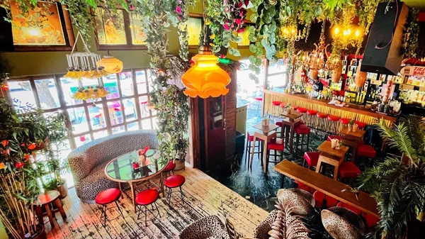 Στον θεατράλε εξωτισμό του "Tiki Bar Athens"