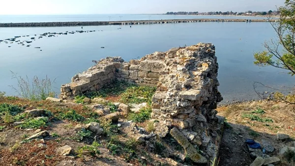 Το Υπουργείο Πολιτισμού θωρακίζει το Πολύστυλο στον αρχαιολογικό χώρο των Αβδήρων