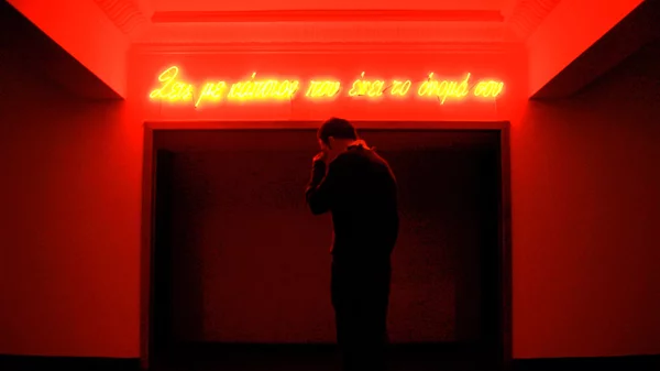 "Alone in a Crowd": Δώδεκα καλλιτέχνες αναζητούν διασταυρώσεις μεταξύ του προσωπικού και του κοινωνικού