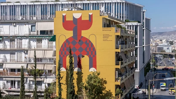 "Μια γυναικεία φιγούρα με κόκκινη και μοβ φορεσιά" εμφανίστηκε στον Νέο Κόσμο