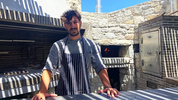 Ο Στέργιος Δημητράκης παίζει με τη φωτιά