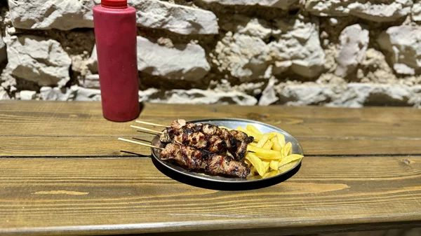 Η 'Γωνία' στον Αστακό ψήνει το μάλλον καλύτερο χοιρινό καλαμάκι στην Ελλάδα