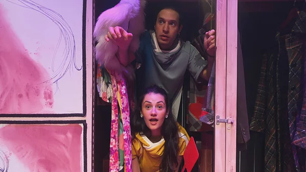 Η παράσταση "Τι είναι αυτό;" καλεί τα παιδιά να αναλογιστούν το νόημα της αγάπης