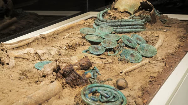 "Οι αρχαίοι πολιτισμοί της Basilicata": Νέα έκθεση στο Μουσείο Ακρόπολης τιμά τον ιταλικό πολιτισμό