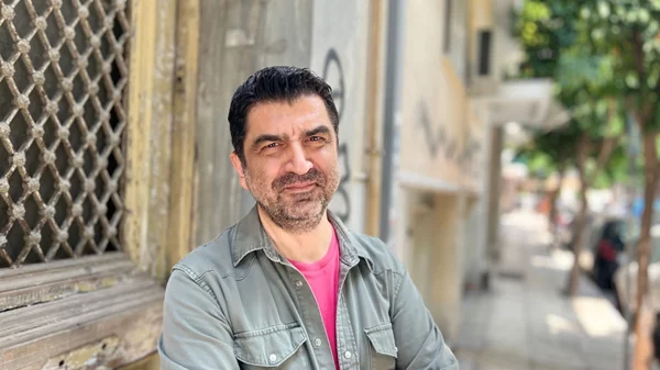 Ο συγγραφέας Μάκης Τσίτας συναντά αναγνώστες στην Πάρο