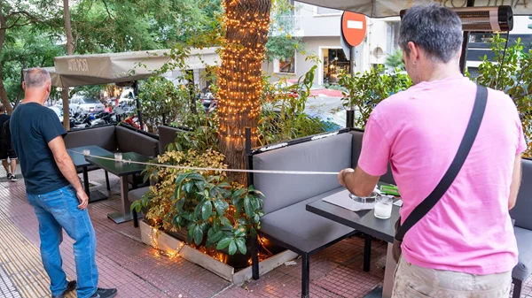 Έλεγχοι για αυθαίρετα τραπεζοκαθίσματα από τον Δήμο Αθηναίων