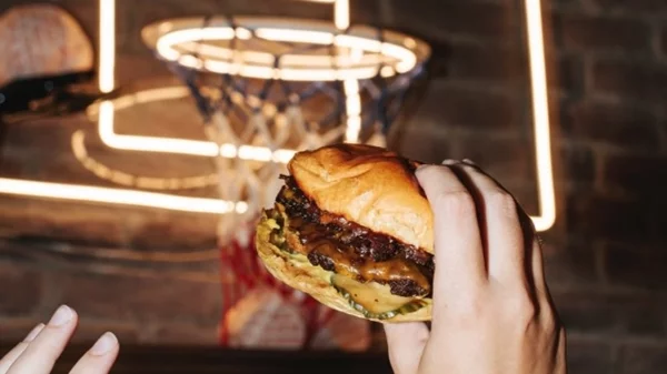 Smash’n Bun και Lohan X στήνουν το πιο ανατρεπτικό απογευματινό πάρτι της Αθήνας