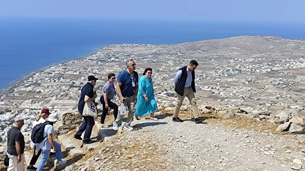 Η Υπουργός Πολιτισμού σε αυτοψίες στη Σαντορίνη