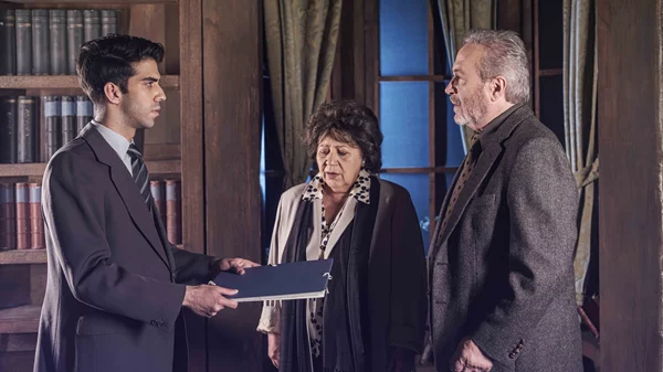 "Η ετυμηγορία": Ο Γρηγόρης Βαλτινός στις πρώτες φωτογραφίες της νέας παράστασης που θα δούμε στον Ελληνικό Κόσμο