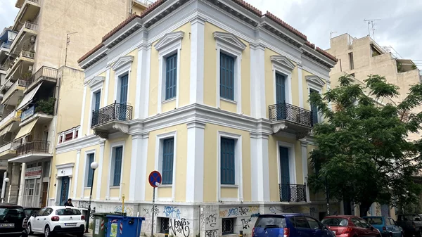 Η Monumenta "καταγράφει τα κτίρια του Πειραιά"