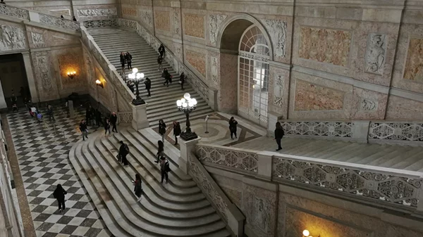 Νάπολη: Ο επόμενος σταθμός της Max Mara σε ένα ταξίδι υψηλής ραπτικής