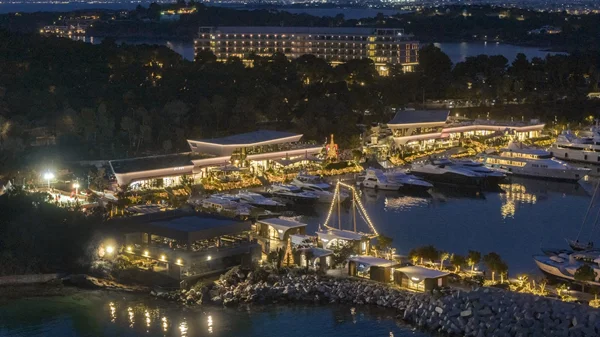 Στη Βουλιαγμένη έστησαν μια υπέροχη χριστουγεννιάτικη γειτονιά δίπλα στο κύμα