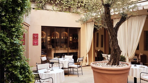 Λένε πως αυτή είναι η πιο γαστρονομική αυλή της Αθηναϊκής Ριβιέρας