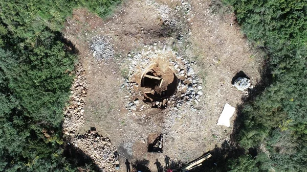 Αρχαιολογική ανακάλυψη στη Λακήθρα έφερε στο φως προϊστορικά φρέατα με τελετουργικά ευρήματα