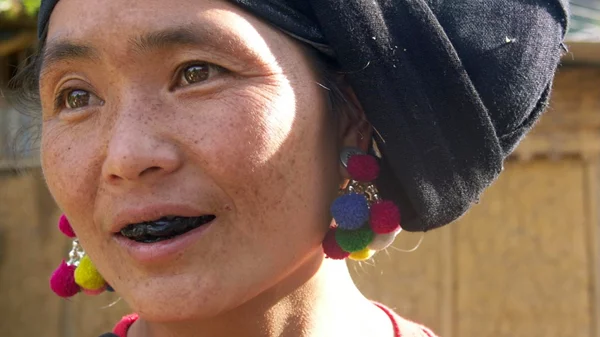 Η αναβίωση μιας αρχαίας τάσης: Πώς οι Ασιάτες καλλιτέχνες επαναφέρουν τη μαυρισμένη οδοντοστοιχία