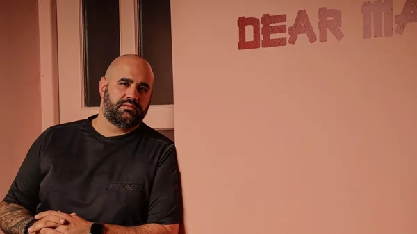 'Dear Manouka' με υπογραφή Άγγελου Μπακόπουλου