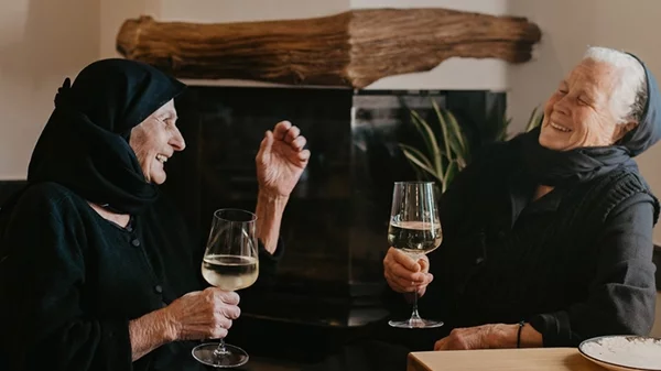 Το κρητικό καφενείο στο επίκεντρο