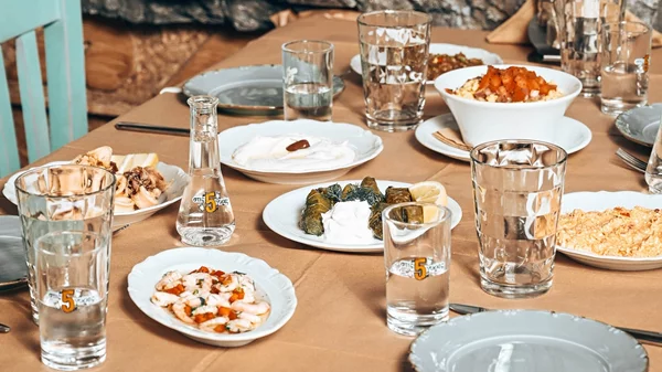 "Στις 5 Γύρες": Το βολιώτικο τσιπουράδικο α λα αθηναϊκά