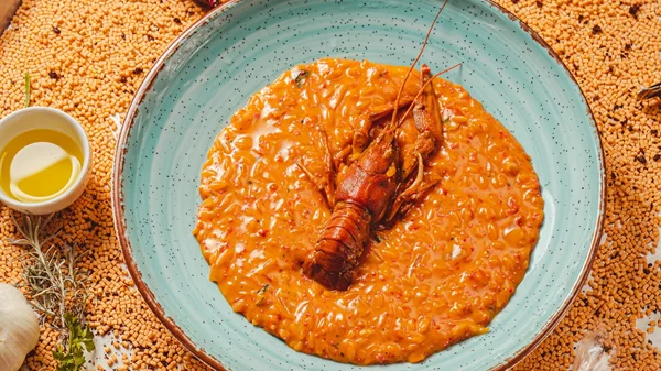 Ο "Ναουμίδης" πιάνει Ριβιέρα: Απόψε τρώμε κριθαρότο ποταμίσιας καραβίδας και βραχυκερατική μοσχίδα ωρίμανσης