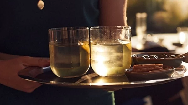 Το The Great Sunday Club του 'Avra' βγαίνει στην πισίνα