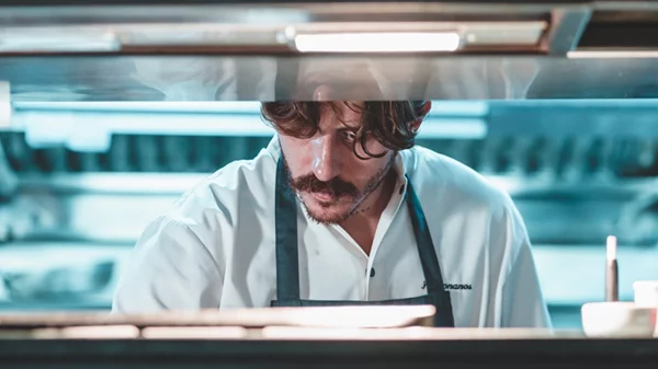 'Hurry Up': Ο Χάρης Μπονάνος ετοιμάζει street food σποτ στο Κουκάκι