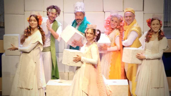 Εορταστικό πρόγραμμα παραστάσεων για το "Παραμύθι χωρίς όνομα"