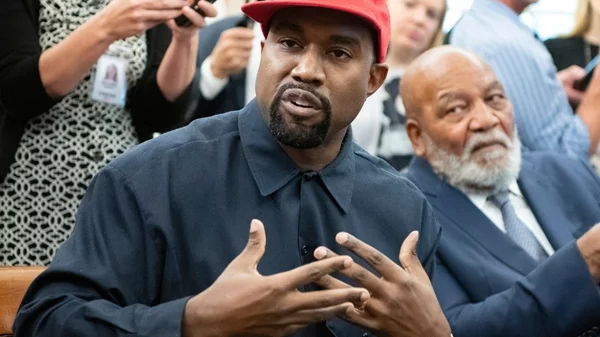 Ο Kanye West πουλάει μπλουζάκια με σβάστικες: Σφοδρές αντιδράσεις και κατακραυγή